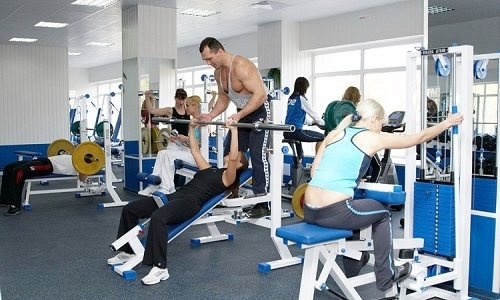 Тренажерный зал можно посещать в периоды ремиссии заболевания